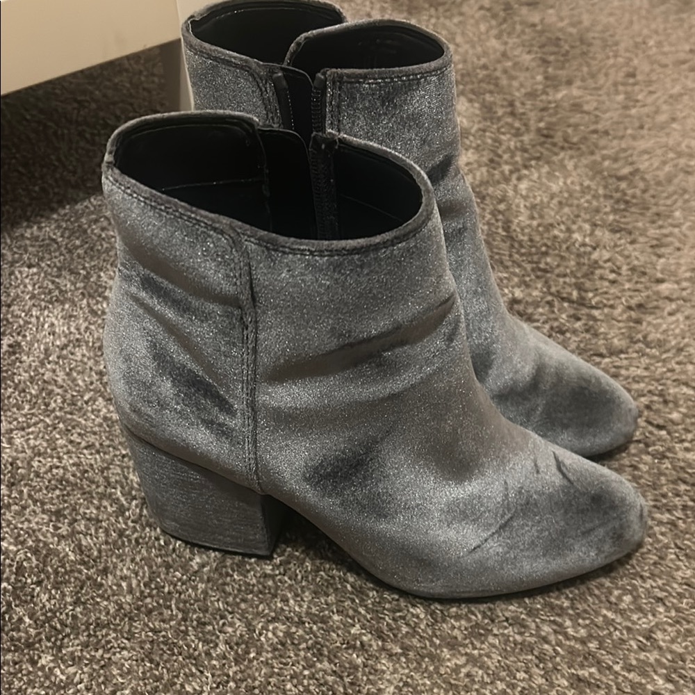 Aldo Velour Chunky Heel Elegant Gray Women's Ankle Boots Size 7.5. Hardly worn.